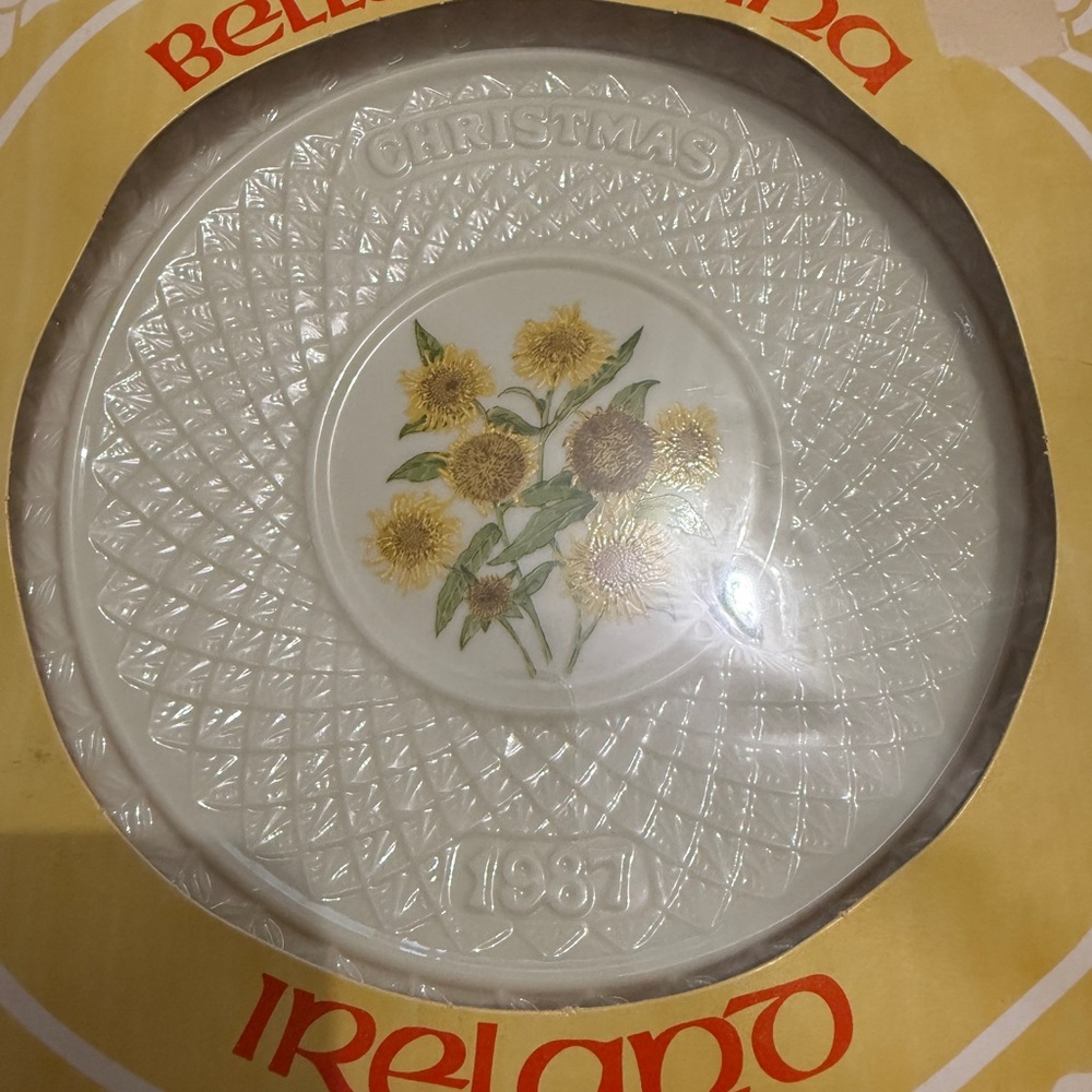 Christmas 1981 Decorative Plate with Floral Design